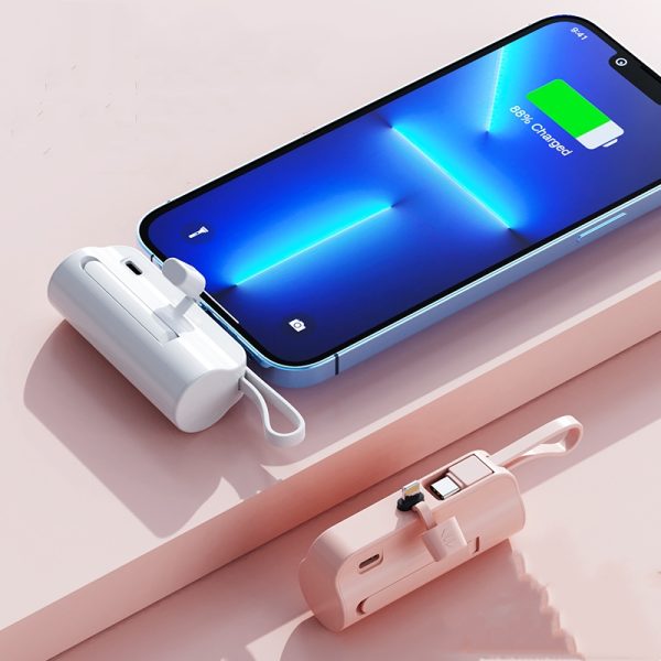 时尚超紧凑迷你便携式 5000 mAh 移动电源，内置 Type-C 和 Lightning 线缆，可快速充电并兼容多种设备
