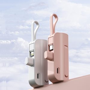 时尚超紧凑迷你便携式 5000 mAh 移动电源，内置 Type-C 和 Lightning 线缆，可快速充电并兼容多种设备