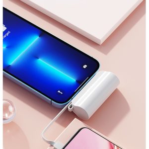 时尚超紧凑迷你便携式 5000 mAh 移动电源，内置 Type-C 和 Lightning 线缆，可快速充电并兼容多种设备