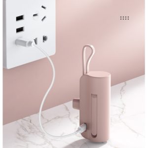 时尚超紧凑迷你便携式 5000 mAh 移动电源，内置 Type-C 和 Lightning 线缆，可快速充电并兼容多种设备