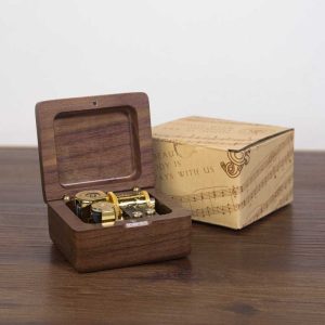 手工制作的胡桃木音乐盒，配有日本制造的 Sankyo 机械核心机芯 - 结构紧凑，无需电池即可操作，有多种旋律可供选择