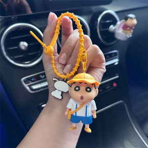 官方授权的 Crayon Shinchan 钥匙扣 - 包和汽车上的可爱吊饰 - 以各种装扮的标志性角色为特色