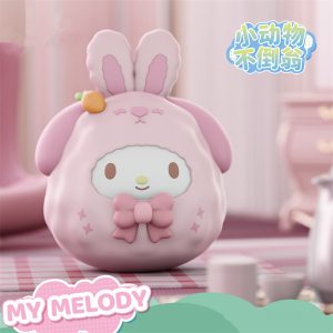 三丽鸥卡通人物可爱动物小精灵公仔--Pochacco 和 Cinnamoroll Roly-Poly 玩具--柔软耐用的收藏级桌面装饰品--四种公仔可供选择