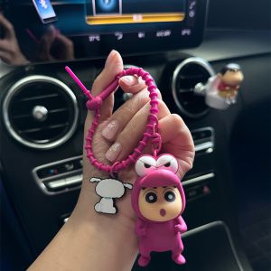 官方授权的 Crayon Shinchan 钥匙扣 - 包和汽车上的可爱吊饰 - 以各种装扮的标志性角色为特色
