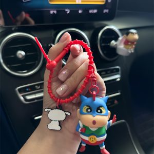 官方授权的 Crayon Shinchan 钥匙扣 - 包和汽车上的可爱吊饰 - 以各种装扮的标志性角色为特色
