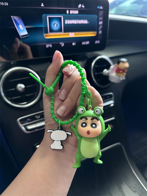官方授权的 Crayon Shinchan 钥匙扣 - 包和汽车上的可爱吊饰 - 以各种装扮的标志性角色为特色