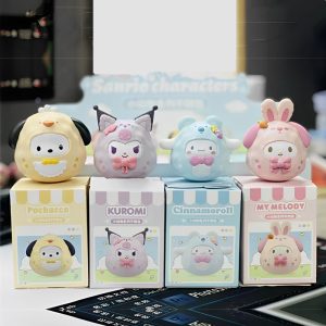 三丽鸥卡通人物可爱动物小精灵公仔--Pochacco 和 Cinnamoroll Roly-Poly 玩具--柔软耐用的收藏级桌面装饰品--四种公仔可供选择