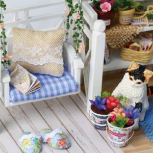 CuteRoom 小猫日记迷你屋 - 舒适的猫咪主题花园庭院，带 LED 灯和家具组装套件