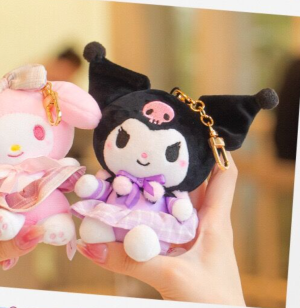官方授权三丽鸥 Kuromi 毛绒钥匙扣 - JK ジェーケー 系列 黑色粉色 Kuromi（14 厘米）