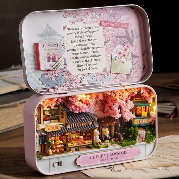 CuteRoom Dreamland Trilogy Tinplate Box Theatre - Sakura Blossoms & Lucky Market Box Theatre with LED Lights and Detailed Accessories - 图片 4